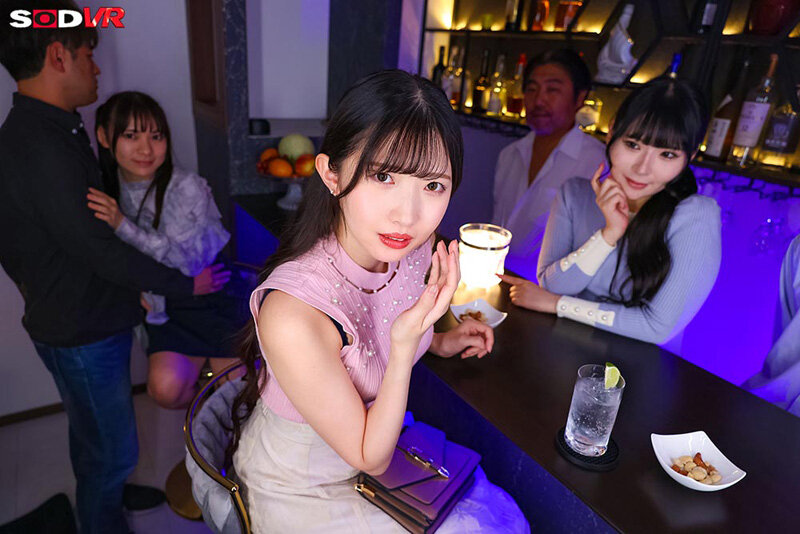 【VR】【8K】（リアル大乱交VR）愛している妻と結婚記念日にハプニングバーに訪れて。 気の強く芯のしっかりした妻が、凄いテクニックのおじさんや凄い巨根の若い男に 弄ばれてヤリマン女に堕とされるまで。俺は知らない女性客とハメを外して-2││ハイクオリティVR│13dsvr01738