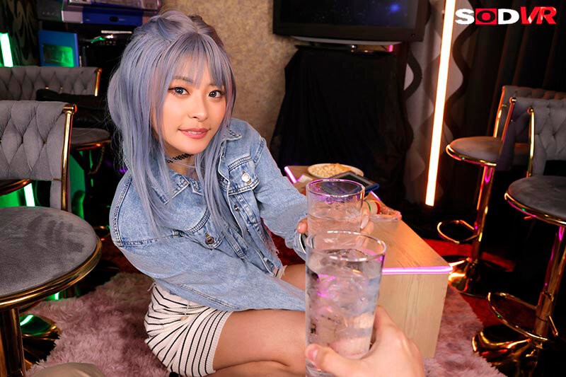 【VR】【8K】ちぃーす！ボイーン！☆離婚してから爆モテ急上昇中☆オッパイでっかいカラオケ同伴バツイチ巨乳ギャルと生中OK密室SEX││ハイクオリティVR│13dsvr01771