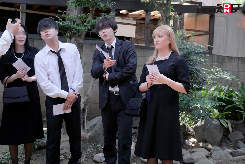 ヤリマンはママになってもヤリマン 法事で5年ぶりに再会した同級生たちに酔わされ輪●された金髪喪服ギャル 伊南えりか│伊南えりか│単体作品│1sdmua00054