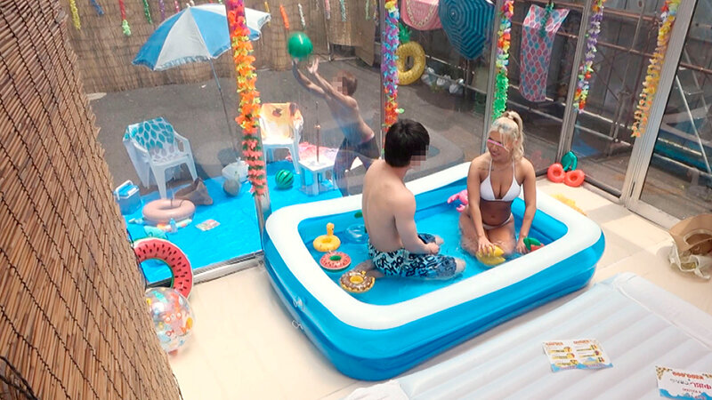 顔出しMM号 真夏のビキニギャル限定 ザ・マジックミラー Wデート中の仲良しカップル交換企画！ぬるぬるオイル素股に挑戦！恋人の目の前でイケナイと思いつつもクリトリスとチ○ポを擦り合わせ恥ずかしさと気持ちよさでヌルッと挿入！全員まさかの生中出し！！ in海水浴場││ハイビジョン│dvmm00035