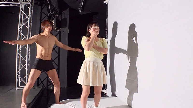 一般男女モニタリングAV ラブラブカップル限定 影絵に挑戦！ドキドキ寝取られシルエットクイズ！2 布越しに彼氏に見られているのに女子大生がデカチンSEXで生中出し！││ハイビジョン│dvmm00057