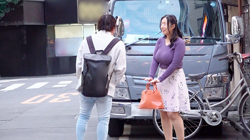 一般男女モニタリングAV 絶倫巨乳妻と童貞男子がザーメン20mlを溜めるまで出られないラブホからの脱出に挑戦！ 4 旦那とはご無沙汰の奥様が初めて逆ナンパした男子大学生を射精させるために手コキ・オナホコキ・フェラ・筆おろし！何発出しても萎えない年下チ○ポと大量の…││ハイビジョン│dvmm00120