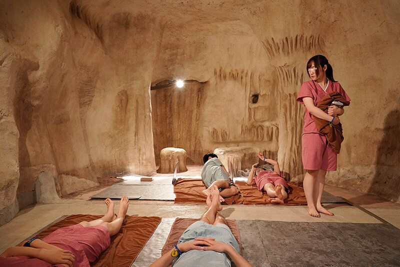 一般男女モニタリングAV 巨乳女子大生限定 こっそり逆NTRチャレンジ 岩盤浴でカップルの彼氏チ○ポを隣の彼女にバレずにサイレント抜き 過激すぎるミッションでHなイタズラ心がエスカレートした女子大生はそのまま生挿入 スローピストンで汗だく絶頂 全員生中出し││ハイビジョン│dvmm00176