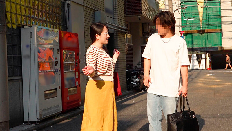 一般男女モニタリングAV 絶倫巨乳妻と童貞男子がザーメン20mlを溜めるまで出られないラブホからの脱出に挑戦！ 5 旦那とはご無沙汰の奥様が初めて逆ナンパした男子大学生を射精させるために手コキ・オナホコキ・フェラ・筆おろし！何発出しても萎えない年下チ○ポと大量の…││ハイビジョン│dvmm00178