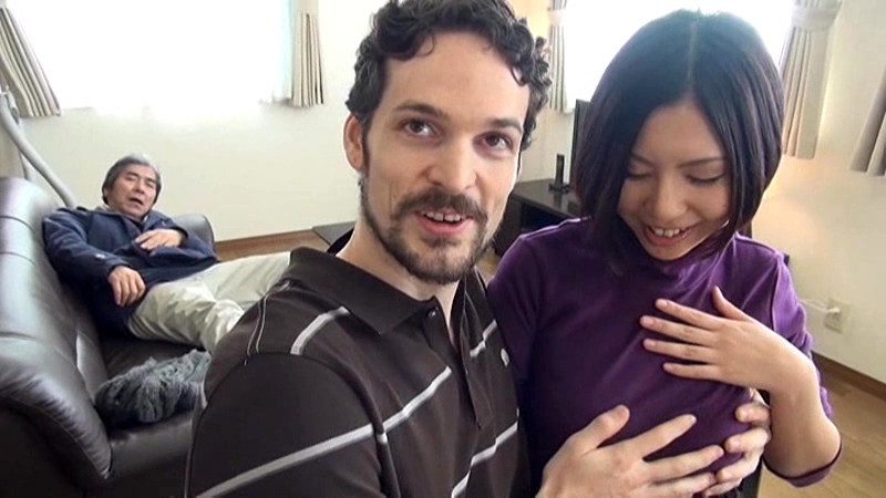 イケメン不良外国人がホームステイ先で母娘を寝取り旦那の隙を見て膣中出し！││中出し│h_189genb00002