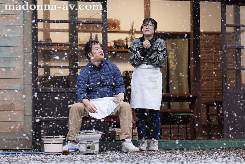 この雪降る寒空の下―。露出狂の人妻を見かねて家に招き入れてしまった。 椎名ゆな│椎名ゆな│ハイビジョン│juq00945