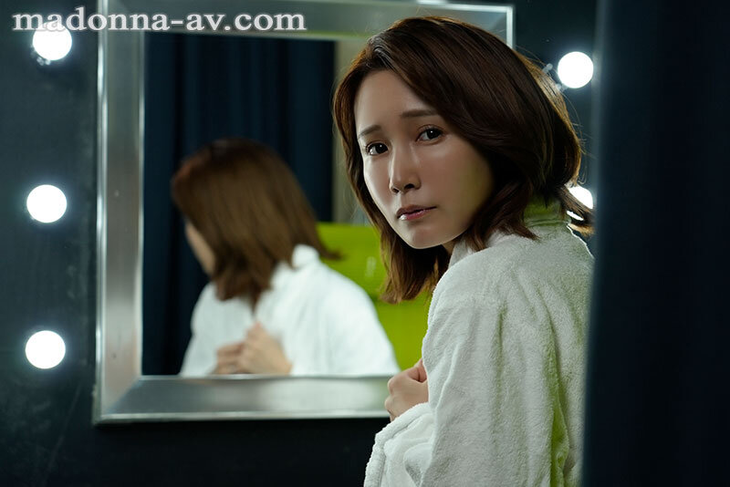 衝撃移籍第3弾ー。オイルと不貞に濡れる、本格寝取られシリーズに登場！！ ヌードモデルNTR 上司と羞恥に溺れた妻の衝撃的浮気映像 小島みなみ│小島みなみ│ハイビジョン│jur00011