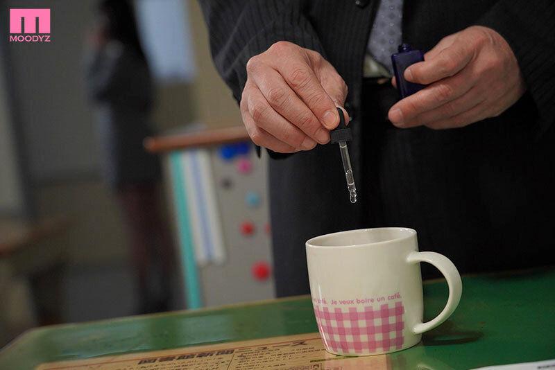 失禁女教師NTR フィアンセの目の前で大嫌いな変態教頭の媚薬チ〇ポに溺れたお漏らしキメセク早漏中毒 野宮あん│野宮あん│独占配信│mida00219